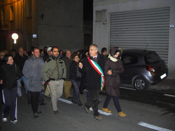 Il sindaco Franco Pinna apre il corteo