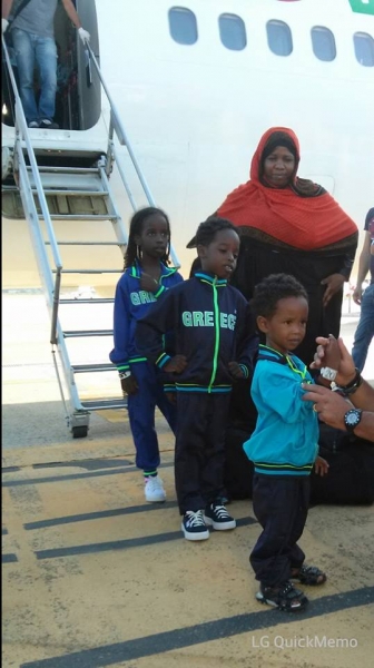 Alla bambina viene letto il numero dopo il suo arrivo in Sardegna