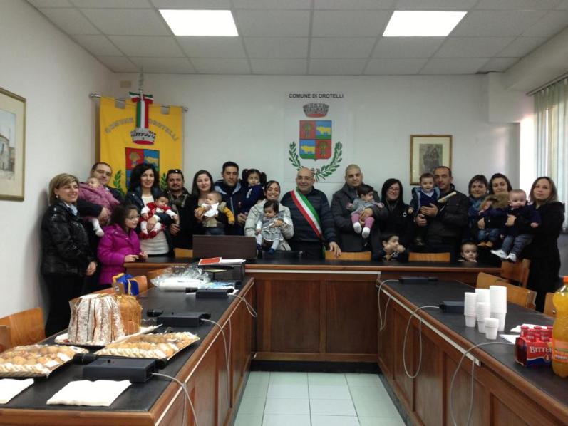 La foto ricordo del sindaco con bambini e genitori