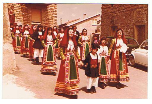 Foto gruppo fb processione s. Antioco in costume