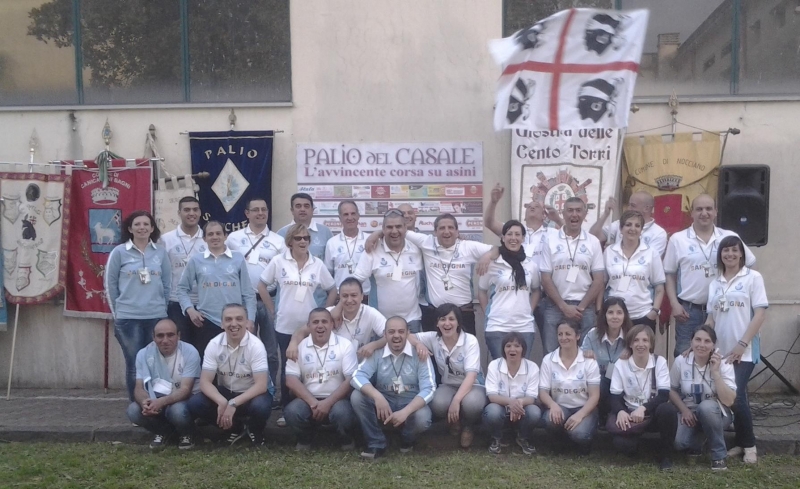 Il gruppo della Pro Loco ospiti al Palio del Casale (Napoli) f. Proloco Ollolai