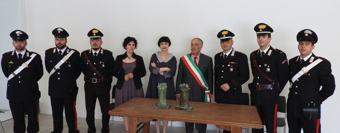 carabinieri-con-opere-nivola.jpg