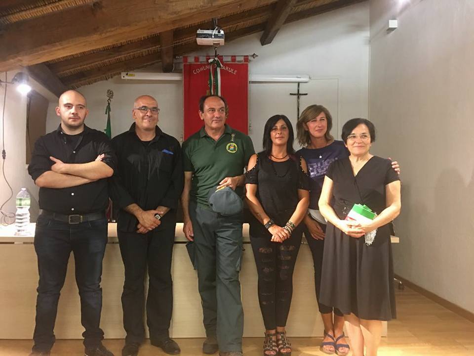 Quattro dei cinque agenti che hanno giurato, con il Sindaco Mariangela Barca e il capitano Mino Mureddu