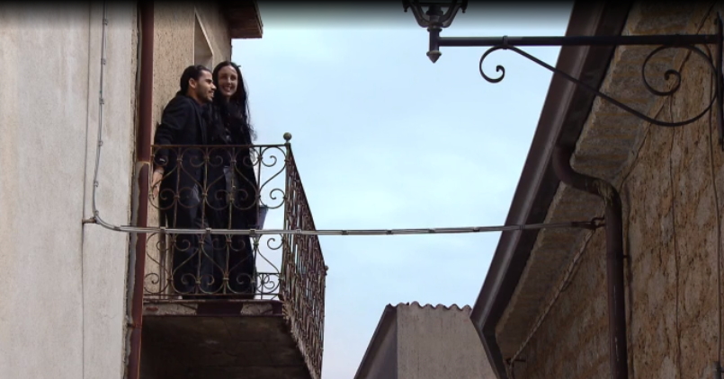 Due acquirenti di Case a un euro nel balcone della loro casa