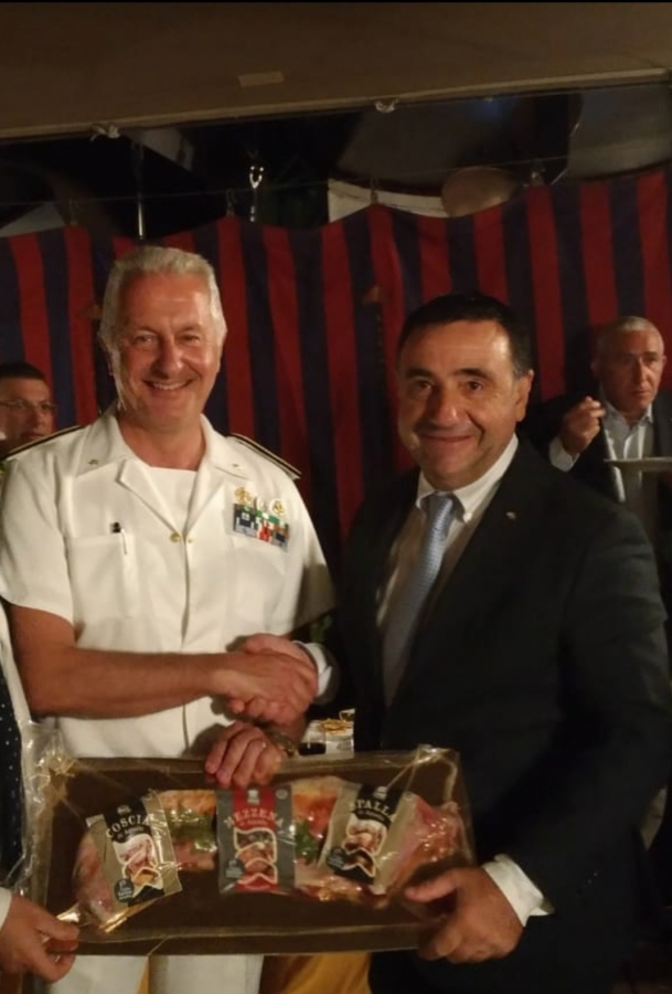 Il presidente del Contas Battista Cualbu e il contrammiraglio Enrico Pacioni