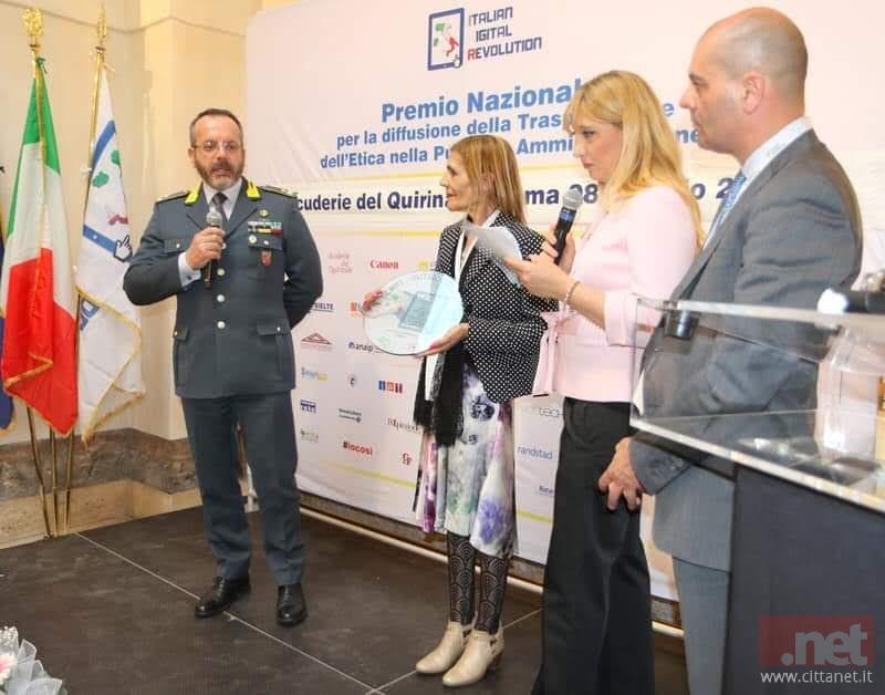 La Docente Anna Ladu ritira il premio dalle mani del Generale Gaetano Scazzeri