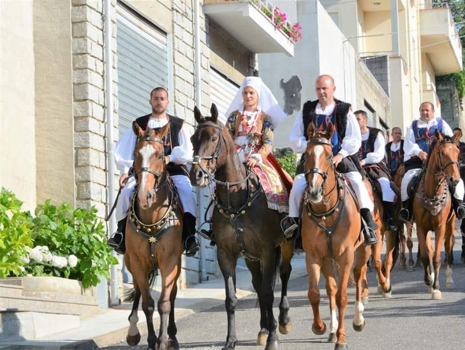 sfilata-amazzoni-e-cavalieri-della-sardegna-Ollolai.jpeg