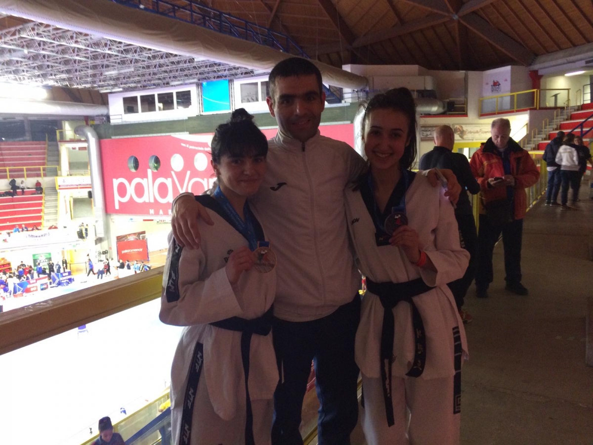 Chiara Palmas e Clara Forma con l'allenatore Efrem Arbau